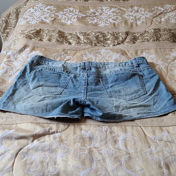 Ladies stretch Jean shorts - Picture 3 of 3